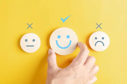 Hands holding blue happy smile face among sad face mental health positive thinking and growth mindset, mental health care recovery to happiness emotion.Hands holding blue happy smile face among sad face mental health positive thinking and growth mindset, mental health care recovery to happiness emotion.Indexador: Hands holding blue happy smile fFonte: 626499753Fotógrafo: Hands holding blue happy smile f<!-- NICAID(15566451) -->