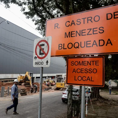 PORTO ALEGRE, RS, BRASIL - 2024.04.10 - O atacarejo da rede Zaffari, que abrirá na Avenida Wenceslau Escobar, mudou o trânsito no bairro Tristeza durante a obra. Rua Castro de Menezes, por exemplo, está com fluxo interrompido. (Foto: André Ávila/ Agência RBS)<!-- NICAID(15730871) -->
