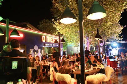 Como esperado, o aniversário de cinco anos da pizzaria O Mestre, de Gramado, atraiu muita gente na sexta-feira (26). Cerca de 2,3 mil pessoas foram atendidas com o rodízio de pizza a apenas R$ 19,90. Foram mais de 3 mil pizzas montadas e utilizada mais de uma tonelada de queijo.<!-- NICAID(15747953) -->