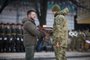 Presidente da Ucrânia, VolodimirZelensky, premia soldado na praça Santa Sofia, em Kiev, no dia em que a invasão russa completa um ano<!-- NICAID(15358532) -->