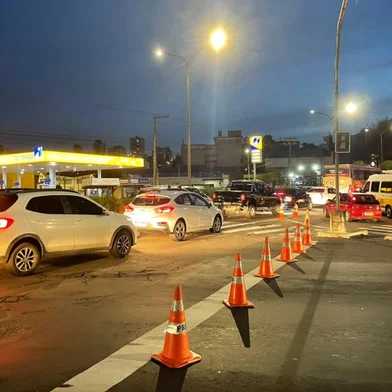 Sem semáforo, saída do bairro Cruzeiro, em Caxias, tem congestionamento nesta segunda-feira.<!-- NICAID(16339197) -->