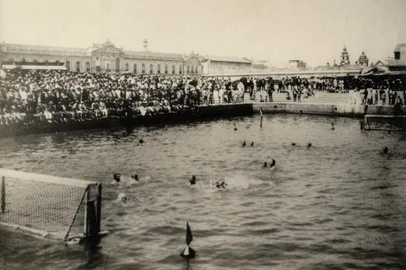 Polo aquático no Guaíba, em frente ao Mercado Público, em 1927<!-- NICAID(15916435) -->