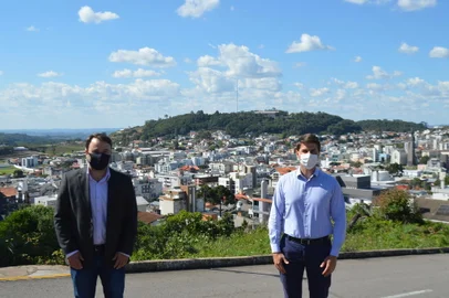 O vice-prefeito, Marcio Rech, esquerda, de casaco, e o prefeito, César Ulian, completam 100 dias na gestão de Flores da Cunha<!-- NICAID(14754762) -->