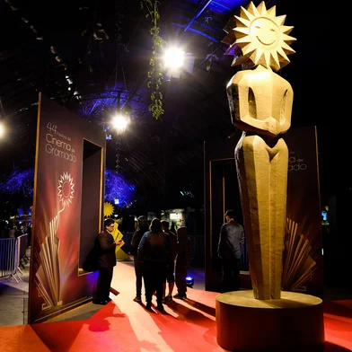 GRAMADO, RS, BRASIL, 25/08/2016. 44º Festival de Cinema de Gramado - 25/08/2016 - Entrada do Palácio dos Festivais em Gramado. Kikito gigante recepciona os convidados. - Foto: Edison Vara/Pressphoto - www.edisonvara.com.br - +555199820707Indexador: Edison Vara/Pressphoto<!-- NICAID(12407172) -->