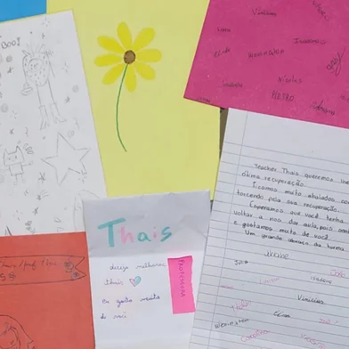 Professora esfaqueada por alunos em Caxias presta depoimento à polícia; caso completa uma semana. Na foto, cartas de apoio recebidas pela vítima, assinadas por estudantes e colegas de profissão.<!-- NICAID(16012331) -->