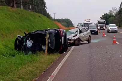 Acidente na BR-386, em Triunfo, deixa ao menos uma pessoa morta e quatro feridas<!-- NICAID(16023567) -->