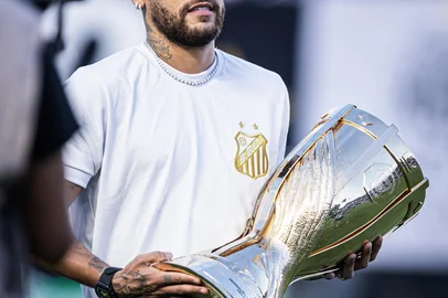 PAULISTA 2024, SANTOS X PALMEIRAS - FINALSP - PAULISTA 2024, SANTOS X PALMEIRAS - FINAL - ESPORTES - SP - SANTOS - 31/03/2024 - PAULISTA 2024, SANTOS X PALMEIRAS - FINAL - Neymar Junior ex jogador do Santos durante partida contra o Palmeiras no estádio Vila Belmiro pelo campeonato Paulista 2024. 01/04/2024 - Foto: ABNER DOURADO/AGIF - AGÊNCIA DE FOTOGRAFIA/AGIF - AGÊNCIA DE FOTOGRAFIA/ESTADÃO CONTEÚDOEditoria: ESPORTESLocal: SANTOSIndexador: ABNER DOURADOFotógrafo: AGIF - AGÊNCIA DE FOTOGRAFIA<!-- NICAID(15721977) -->