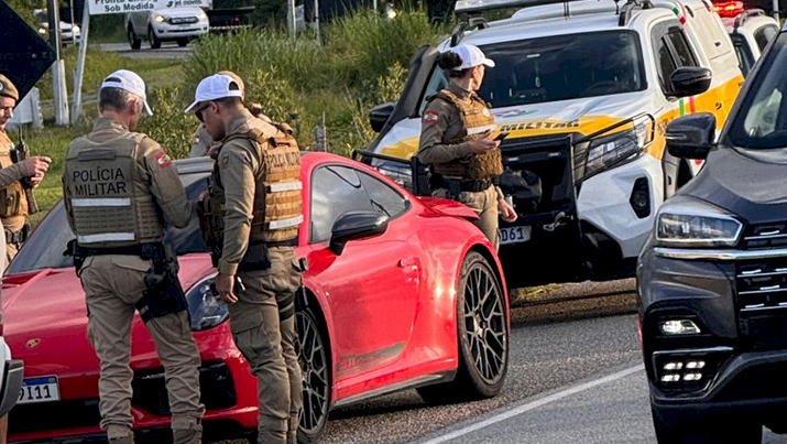 Porsche de R$ 1,5 milh&atilde;o &eacute; retirado de dep&oacute;sito com procura&ccedil;&atilde;o falsa por desconhecido em SC