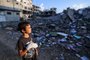 A wounded Palestinian boy, 12-year-old Mohammed Sofi, looks at buildings destroyed during Israeli airstrikes near his home in the Rafah refugee camp in the southern of Gaza Strip, on October 16, 2023. Israel declared war on the Islamist group Hamas on October 8, a day after waves of its fighters broke through the heavily fortified border and killed more than 1,400 people, most of them civilians. The relentless Israeli bombings since have flattened neighbourhoods and left at least 2,670 people dead in the Gaza Strip, the majority ordinary Palestinians. (Photo by MOHAMMED ABED / AFP)Editoria: POLLocal: RafahIndexador: MOHAMMED ABEDSecao: politics (general)Fonte: AFPFotógrafo: STF<!-- NICAID(15569687) -->