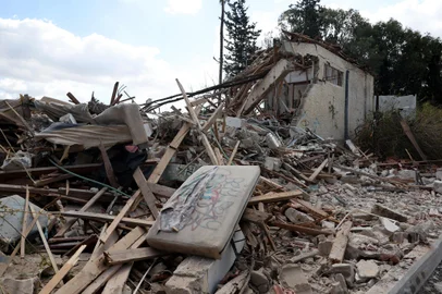 A girl looks at a destroyed building in Hod HaSharon in the aftermath of an Iranian missile attack on Israel, on October 2, 2024. Israel vowed to make Iran "pay" for firing a barrage of missiles at its territory, with Tehran warning on October 2 it would launch an even bigger attack it is targeted. (Photo by Jack GUEZ / AFP)Editoria: WARLocal: Hod Ha'SharonIndexador: JACK GUEZSecao: conflict (general)Fonte: AFPFotógrafo: STF<!-- NICAID(15880729) -->