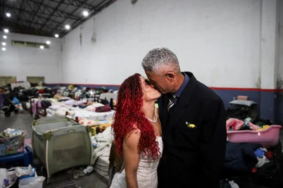 PORTO ALEGRE,RS, Brasil - 25.05.2024: Casamento Coletivo em Abrigo. Cerimônia aconteceu no abrigo localizado na Avenida Bento Gonçalves. Casal Ederson Cadernal Fanfa e Ariana Querin da Silva<!-- NICAID(15773353) -->