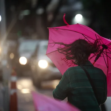 PORTO ALEGRE, RS, BRASIL, 07-11-2025: Chuva e vento marcam a sexta-feira de passagem do ciclone extratropical pelo estado. (Foto: André Ávila/Agência RBS)Indexador: Andre Avila<!-- NICAID(16163271) -->