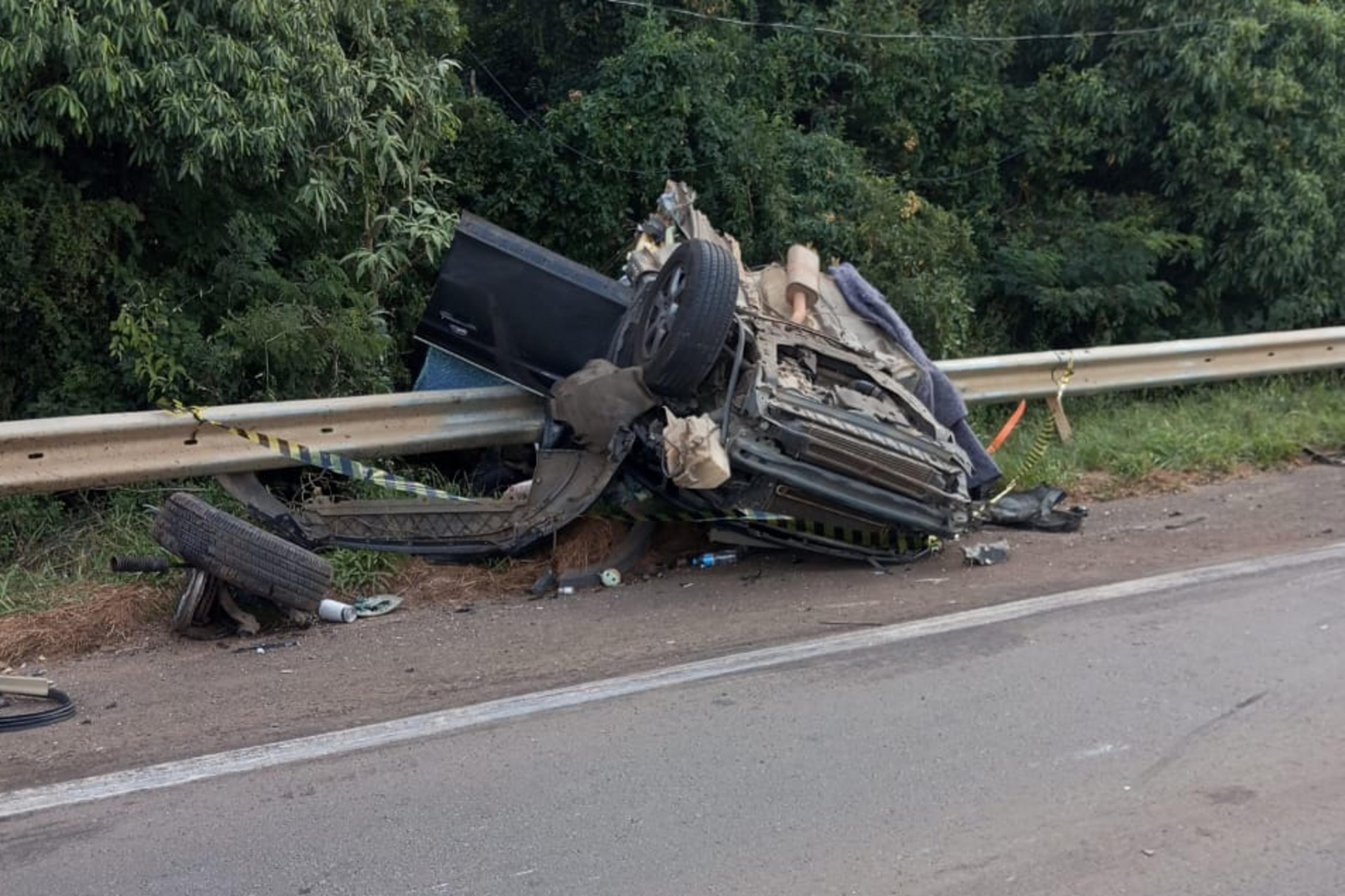 Duas pessoas morrem e duas ficam feridas em acidente entre carros e caminh&atilde;o na BR-386, em Tio Hugo