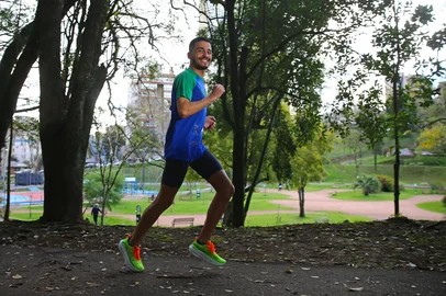 CAXIAS DO SUL, RS, BRASIL, 27/08/2025. Gabriel Antunes Fernandes, 24 anos, nasceu em São Luiz Gonzaga, chegou a Caxias do Sul aos 10 anos. Hoje, é profissional de educação física. Foi o acaso de um acidente de trabalho que lhe tirou o polegar da mão direita e que, posteriormente, o aproximou com a corrida. Gabriel é personagem da série "Minha vida na corrida". (Porthus Junior/Agência RBS)<!-- NICAID(16111365) -->