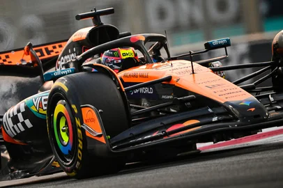 GIUSEPPE CACACE / AFP McLaren's Australian driver Oscar Piastri drives during the second practice session ahead of the Abu Dhabi Formula One Grand Prix at the Yas Marina Circuit in Abu Dhabi on December 5, 2025. (Photo by Giuseppe CACACE / AFP)<!-- NICAID(16181449) -->
