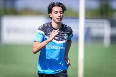 RS - FUTEBOL/ TREINO GREMIO 2022 - ESPORTES - Jogadores do Gremio realizam treino tÃ©cnico durante a manha deste sabado, no CT Luiz Carvalho, na preparaÃ§Ã£o para a partida valida pela Copa dp Brasil 2023. FOTO: LUCAS UEBEL/GREMIO FBPANa foto: Pedro Geromel<!-- NICAID(15396744) -->
