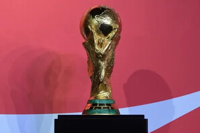 The original FIFA World Cup trophy is displayed during the FIFA Trophy World Tour in Buenos Aires on February 19, 2025, ahead of the 2026 World Cup in the US, Canada and Mexico. (Photo by JUAN MABROMATA / AFP)Editoria: SPOLocal: Buenos AiresIndexador: JUAN MABROMATASecao: soccerFonte: AFPFotógrafo: STF<!-- NICAID(16236578) -->