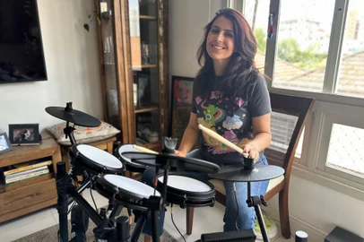 Manuela D'Ávila ganhou uma bateria de presente do músico Duca Leindecker, seu marido<!-- NICAID(15942462) -->