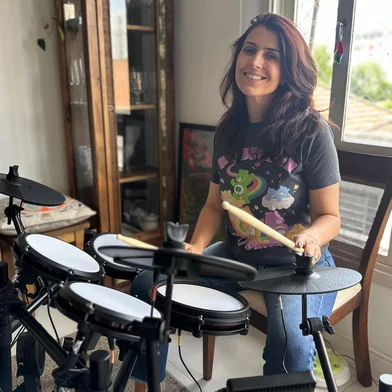 Manuela D'Ávila ganhou uma bateria de presente do músico Duca Leindecker, seu marido<!-- NICAID(15942462) -->
