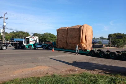 RS-324 fica bloqueada após manobra de caminhão<!-- NICAID(16022383) -->
