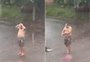 Sem água há quatro dias, homem aproveita chuva para tomar banho em Passo Fundo; assista ao vídeo