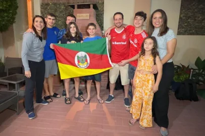 Famílias Henkin (colorados) e Müller (gremistas) em Doha<!-- NICAID(15293954) -->