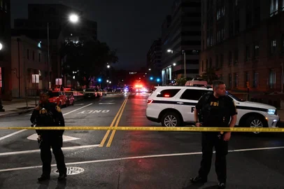 FBI agents cordon off the scene outside the Capital Jewish Museum following a shooting that left two people dead, in Washington, DC, in the early hours of May 22, 2025. Two Israeli embassy staffers were shot dead late Wednesday, May 21, outside a Jewish museum in Washington by a gunman who shouted "free Palestine," authorities said, with US officials and Israeli diplomats expressing shock and outrage over the killings. (Photo by Alex WROBLEWSKI / AFP)<!-- NICAID(16043034) -->