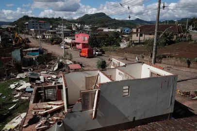 Roca Sales, RS, Brasil, 15-09-2023: Moradores de Roca Sales aproveitam dia com tempo bom para limpar casas, comércios e organizar o que restou. Foto: Mateus Bruxel / Agência RBS<!-- NICAID(15541003) -->