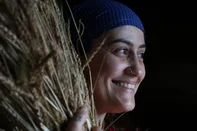 Pinto Bandeira, RS, Brasil – O Projeto Artesanato de Fibra RS valoriza saberes ancestrais ao documentar, em fotos e vídeos, a trajetória de artesãs que trabalham com fibras naturais no Estado. A iniciativa destaca técnicas, histórias e identidades transmitidas de geração em geração, conectando tradição, território e resistência cultural. Na imagem, artesã Ãngela, do grupo Mãos de Palha, que mantêm viva a memória e fortalecem a identidade de sua comunidade por meio do fazer manual.Indexador: jeff botega<!-- NICAID(16078745) -->