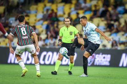 RS - FUTEBOL/CAMPEONATO BRASILEIRO 2025/GREMIO X FLUMINENSE - ESPORTES - Lance da partida entre Gremio e Fluminense disputada na noite desta quarta-feira, no Estadio do Maracanã, no Rio de Janeiro partida valida pela Campeonato Brasileiro 2026. FOTO: LUCAS UEBEL/GREMIO FBPAIndexador: Lucas UebelFonte: Gremio.netFotógrafo: Gremio x Fluminense<!-- NICAID(16213826) -->