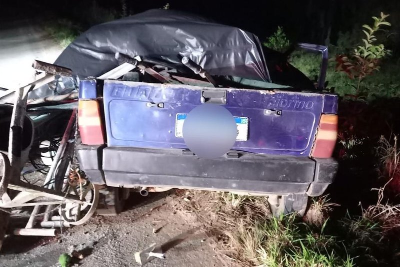 Homem morre em acidente entre carro e trator na RS-350, em Chuvisca<!-- NICAID(15160317) -->
