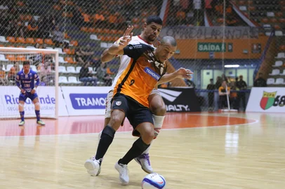 ACBF X Atlântico pelas oitavas de final da Ciopa do Brasil, em Carlos Barbosa. Barbosinha protege a bola no clássico<!-- NICAID(16025882) -->