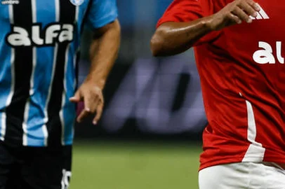 Renan Mattos / Agencia RBS PORTO ALEGRE, RS, BRASIL - 19/04/2025 - Gre-Nal 447: Grêmio e Inter se encontram em campo, novamente, pela Série A do Campeonato Brasileiro. João Pedro, Alan Patrick. FOTO: RENAN MATTOS / AGÊNCIA RBSIndexador: Andre Avila<!-- NICAID(16020425) -->