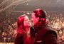 Pedido de casamento emociona plateia durante tributo ao Queen em Porto Alegre 