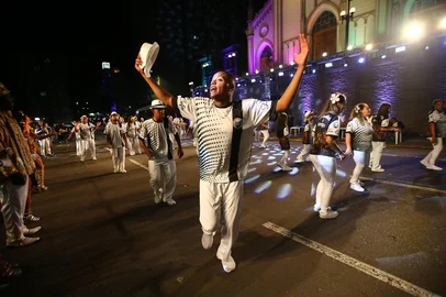 CAXIAS DO SUL, RS, BRASIL, 28/02/2026. Desfile das escolas de samba de Caxias do Sul que retorna à Rua Sinimbu. Cada agremiação terá entre 30 e 60 minutos para cruzar a avenida, considerando passagem de som e aquecimento. Após 10 anos, Caxias volta a ter desfile competitivo. Na foto, desfile da escola Acadêmicos Pérola Negra com o samba-enredo O Sonho de um menino se transforma em aquarela, Salve o presidente Cafu, o brilho eterno de um sambista. (Porthus Junior/Agência RBS)<!-- NICAID(16235185) -->
