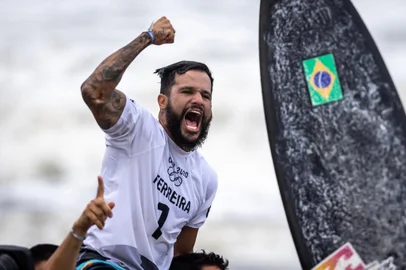 Veio do mar o primeiro ouro brasileiro em Tóquio. Com uma apresentação dominante, o potiguar Ítalo Ferreira confirmou o favoritismo na inédita final do surf masculino contra o japonês Kanoa Igarashi, que avançou à final após decisões polêmicas dos juízes da competição. Na soma das notas, Ítalo marcou 15,14 (7,74 + 7,34) contra apenas 6,6 do japonês.<!-- NICAID(14845486) -->