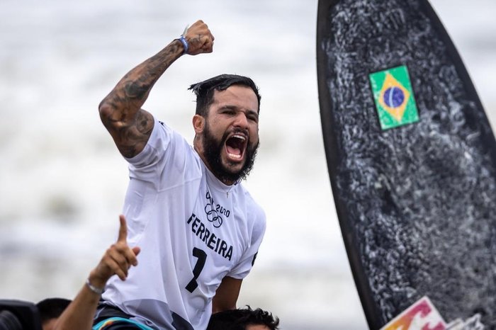 Com vitória no futebol, Brasil iguala o recorde de ouros em uma