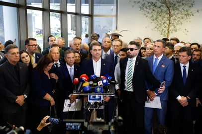 WILTON JUNIOR / ESTADÃO CONTEÚDO O senador Flávio Bolsonaro (PL-RJ) faz um pronunciamento na sede do PL em BrasíliaDF - ELEIÇÕES 2026/PRESIDÊNCIA/FLÁVIO BOLSONARO/IMPRENSA - POLÍTICA - O senador e pré-candidato à Presidência da República, Flávio Bolsonaro (PL-RJ) (c), faz um pronunciamento na tarde desta terça-feira, 19 de maio de 2026, na sede de seu partido em Brasília (DF). Após participar de uma reunião com as lideranças do PL, Flávio falou à imprensa e voltou a afirmar que o seu contato com o banqueiro Daniel Vorcaro, do Banco Master, que está preso na Superintendência da Polícia Federal (PF), foi única e exclusivamente para obter recursos para o filme sobre o seu pai, Jair Messias Bolsonaro. O ex- presidente está em prisão domiciliar após condenação por tentativa de golpe de Estado. 19/05/2026 - Foto: WILTON JUNIOR/ESTADÃO CONTEÚDOEditoria: POLÍTICALocal: BRASÍLIAIndexador: WILTON JUNIORFotógrafo: ESTADÃO CONTEÚDO<!-- NICAID(16288647) -->