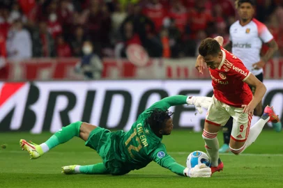 Brazil's Internacional Argentine Braian Romero (L) and Peru's Melgar goalkeeper Carlos Caceda vie for the ball during their Copa Sudamericana football tournament quarterfinals second leg match at the Beira-Rio stadium in Porto Alegre, Brazil, on August 11, 2022. (Photo by SILVIO AVILA / AFP)Editoria: SPOLocal: Porto AlegreIndexador: SILVIO AVILASecao: soccerFonte: AFPFotógrafo: STR<!-- NICAID(15173098) -->