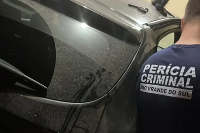 Homem é morto a tiros no bairro Cascata, em Porto Alegre. Na foto, carro dos atiradores sendo periciado<!-- NICAID(15873265) -->