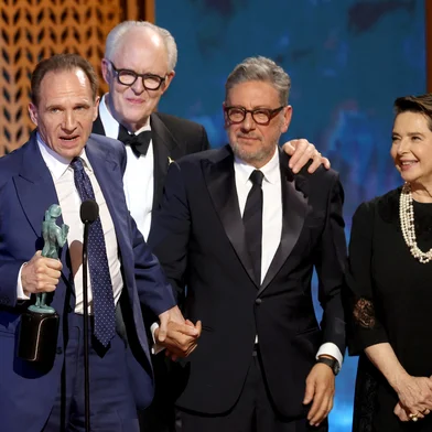 LOS ANGELES, CALIFORNIA - FEBRUARY 23: (L-R) Ralph Fiennes, John Lithgow, Sergio Castellitto and Isabella Rossellini accept the Outstanding Performance by a Cast in a Motion Picture award for "Conclave" onstage during the 31st Annual Screen Actors Guild Awards at Shrine Auditorium and Expo Hall on February 23, 2025 in Los Angeles, California.   Matt Winkelmeyer/Getty Images/AFP (Photo by Matt Winkelmeyer / GETTY IMAGES NORTH AMERICA / Getty Images via AFP)<!-- NICAID(15982445) -->