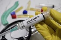 Lenacapavir vaccination drug syringe in yellow gloved hands. Medical concept. Foto:  syahrir/ stock.adobe.comFonte: 1536826228<!-- NICAID(16186824) -->