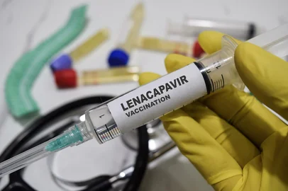 Lenacapavir vaccination drug syringe in yellow gloved hands. Medical concept. Foto:  syahrir/ stock.adobe.comFonte: 1536826228<!-- NICAID(16186824) -->