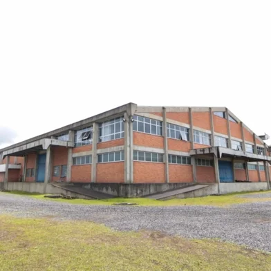 A Serra gaúcha pode ganhar um novo curso de Medicina. Atenta ao edital publicado pelo Ministério da Educação que pré-selecionou 116 regiões de saúde do país, em 1.719 municípios, a Universidade de Caxias do Sul (UCS) apontou São Francisco de Paula como a cidade escolhida para concorrer ao certame.O prédio indicado pela prefeitura é o da antiga fábrica da Ortopé, ocupado atualmente pela administração pública. No local estão instaladas secretarias e setores que incluem gabinetes de prefeito e vice.<!-- NICAID(15637126) -->