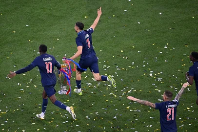 Football: UEFA Champions League - Final: Paris SG (FRA) v Inter Milan (ITA)Paris Saint-Germain's French forward #10 Ousmane Dembele (L) and Paris Saint-Germain's Moroccan defender #02 Achraf Hakimi run with the trophy after the UEFA Champions League final football match between Paris Saint-Germain (PSG) and Inter Milan in Munich, southern  on May 31, 2025. (Photo by Kirill KUDRYAVTSEV / AFP)Editoria: SPOLocal: MunichIndexador: KIRILL KUDRYAVTSEVSecao: soccerFonte: AFPFotógrafo: STF<!-- NICAID(16049972) -->