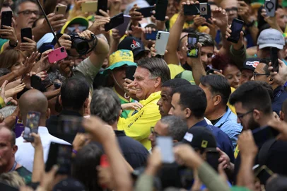 Brazil's former President Jair Bolsonaro greets supporters during a rally at Paulista Avenue in Sao Paulo, Brazil, on April 6, 2025. Brazil's former President Jair Bolsonaro led a demonstration in Sao Paulo on Sunday, the first since the supreme court decided to try him on charges of leading a coup plot. (Photo by Miguel SCHINCARIOL / AFP)Editoria: POLLocal: Sao PauloIndexador: MIGUEL SCHINCARIOLSecao: demonstrationFonte: AFPFotógrafo: STR<!-- NICAID(16011234) -->