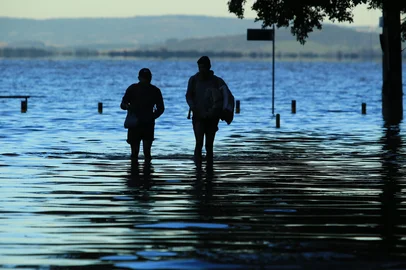 PORTO ALEGRE, RS, BRASIL, 15/05/2024- Enchente do Guaíba. Fotos no bairro Ipanema. Foto: Ronaldo Bernardi / Agencia RBS<!-- NICAID(15764227) -->