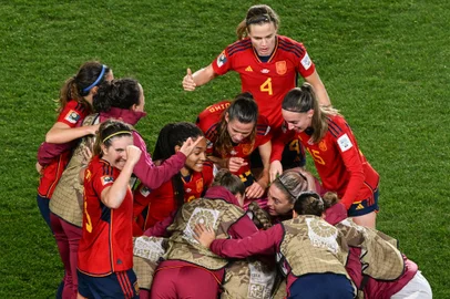 Spain's players celebrate their team's second goal during the Australia and New Zealand 2023 Women's World Cup semi-final football match between Spain and Sweden at Eden Park in Auckland on August 15, 2023. (Photo by Saeed KHAN / AFP)<!-- NICAID(15510414) -->