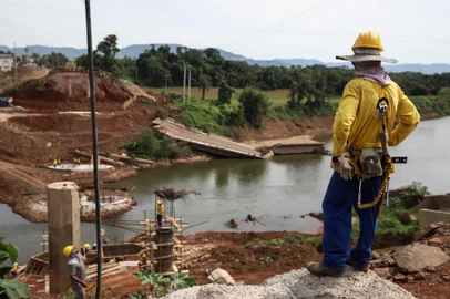 VALE DO TAQUARI, 13.12.2024: Pontes entre Lajeado e Arroio do Meio. Ponte da 130 em obras, ponte de ferro e ponte do exército. Fotos: Duda Fortes/Agencia RBS<!-- NICAID(15935165) -->