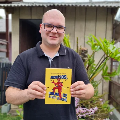O jornalista e escritor Gustavo Tamagno Martins lançará oficialmente a sua quarta obra na Feira do Livro de Caxias do Sul. A coletânea de crônicas Ansiosos, dirijam-se a este guichê ganhará sessão de autógrafos no dia 29 de setembro, às 15h, no espaço 2, na Praça Dante Alighieri. Além do lançamento, no mesmo dia, Gustavo mediará o bate-papo “Conversas crônicas: o processo de escrita de cronistas contemporâneos”, com a presença dos escritores Antonio Prata e Pedro Guerra. A conversa ocorrerá na Galeria Gerd Bornheim, a partir das 17h. Ele também foi vencedor na categoria de contos do Concurso Anual Literário da cidade deste ano, com os textos "Bomba-relógio", "O vazio que nos habita" e "Regras da Casa". A antologia com os textos premiados também está prevista para ser lançada durante a Feira do Livro.<!-- NICAID(15862547) -->